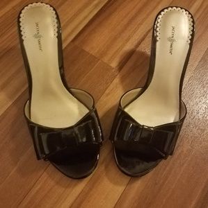 ADORABLE kitten heels with bow!